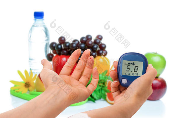 葡萄糖水平和健康有机食品的<strong>血糖</strong>仪在白色背景上。 糖尿病的概念