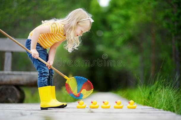 有趣的小女孩玩五只橡胶小鸭子