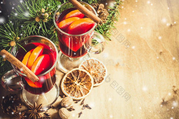 圣诞覆盖葡萄酒。 复古色调和拉雪效果。
