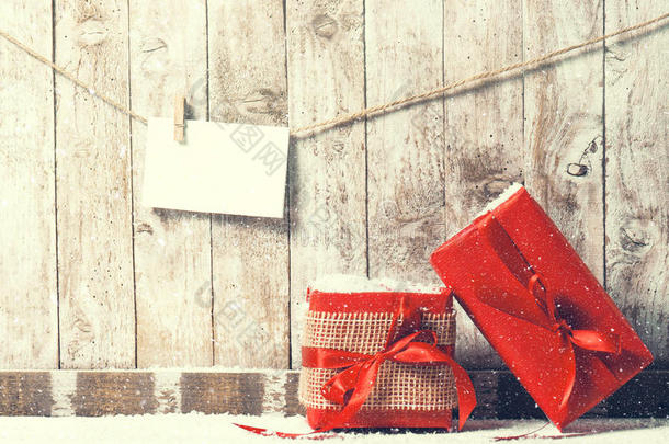 圣诞节概念与<strong>各种</strong>礼物在木制背景。 圣诞节，家或冬天的概念。 复古<strong>色调</strong>