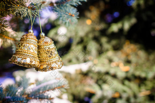 金色铃铛的圣诞背景