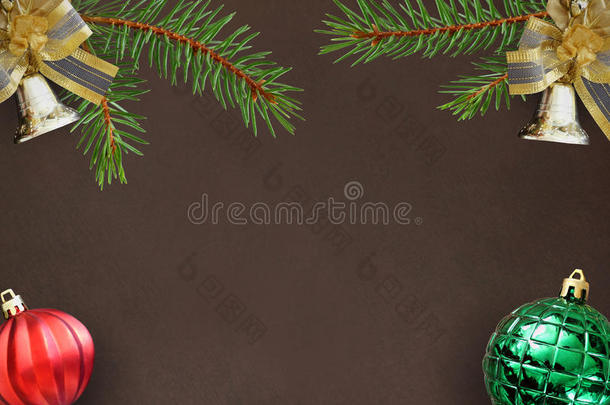 深色背景，云杉树枝，圣诞装饰铃铛，红色波浪和绿色球