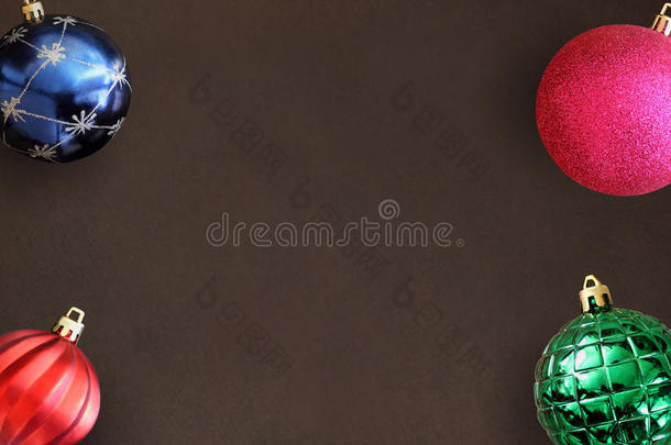 圣诞蓝，粉，<strong>红</strong>，<strong>波浪</strong>绿条纹球在深色的木桌上