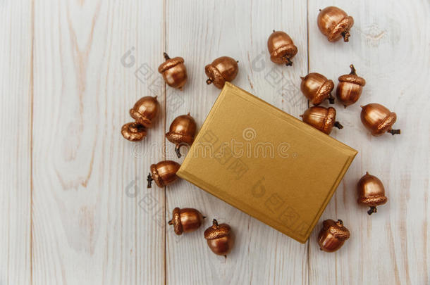 圣诞作文。<strong>金色礼物盒</strong>和<strong>金色</strong>橡子。白色木桌