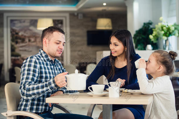 一家人一起在咖啡馆喝茶