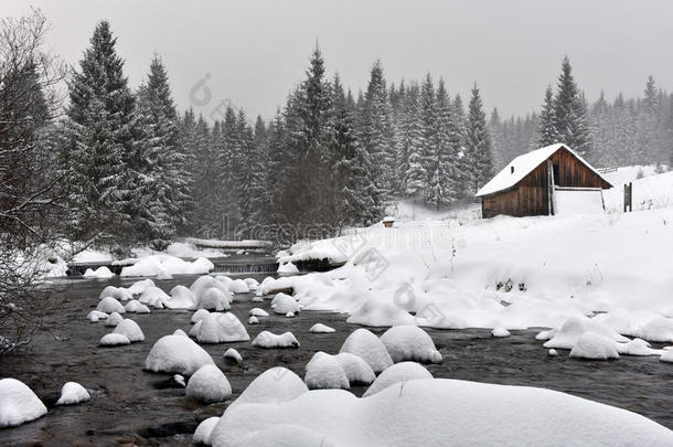 阿尔卑斯山美丽的建筑小屋木屋
