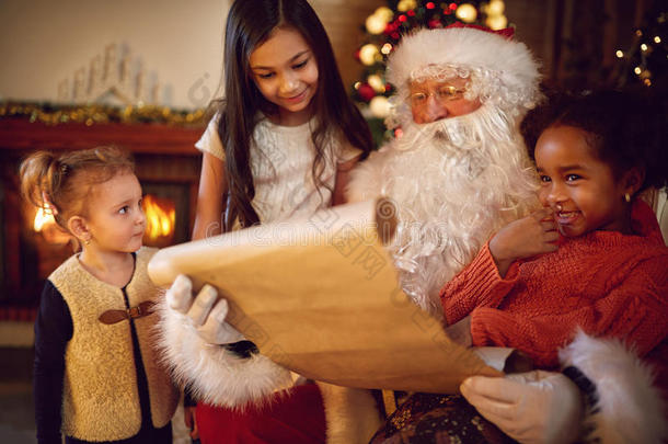 一群多民族的小女孩在圣诞老人和圣诞老人里寻找