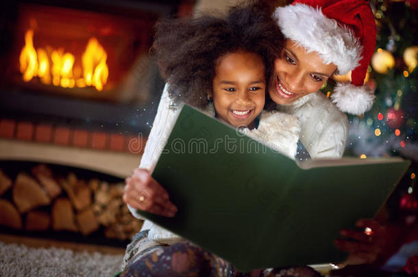 可爱的小女孩和妈妈一起读<strong>童话故事</strong>