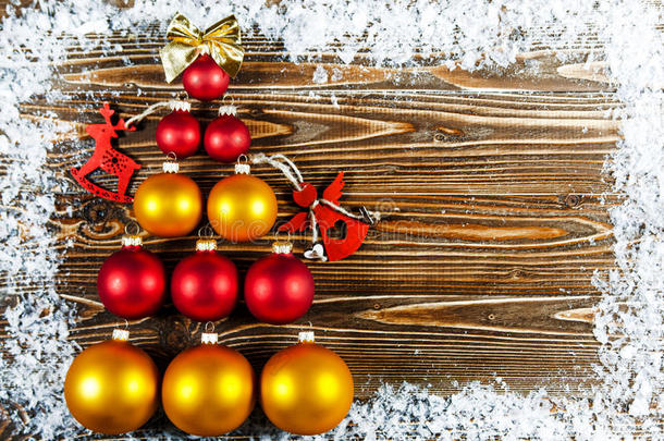 <strong>圣诞树</strong>，内衬红色和<strong>金色</strong>的<strong>圣诞树</strong>球。