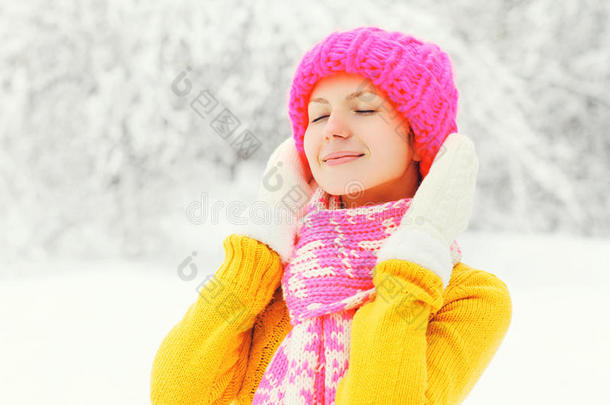 时尚冬天的肖像快乐的女人戴着五颜六色的针织帽子毛衣围巾享受雪