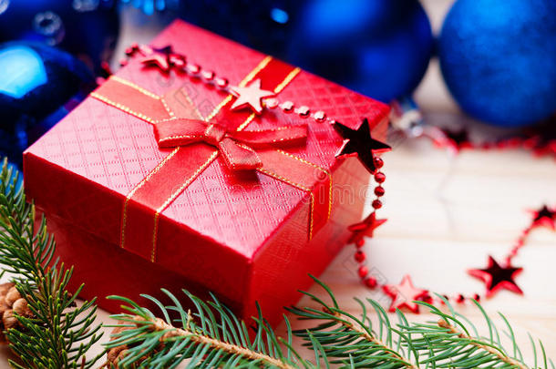 圣诞球，冷杉树枝和礼品盒