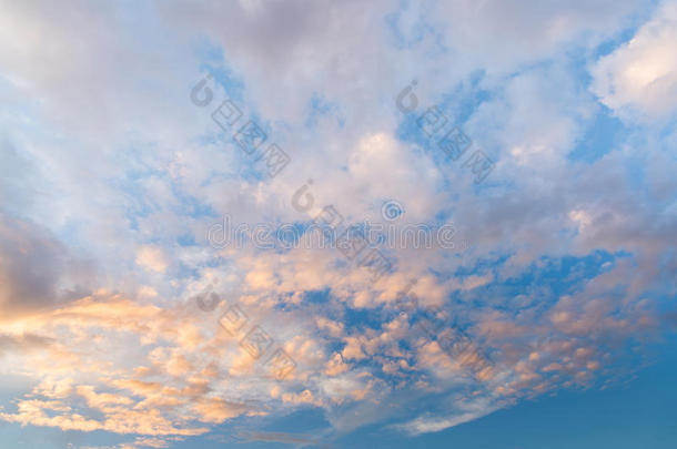 深邃的天空有云，美丽的日落天空背景