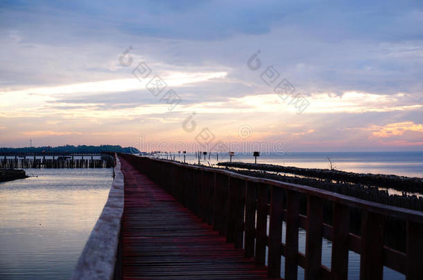 海滩蓝色休息时间平静的海岸