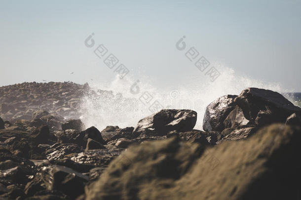 波浪撞击岩石