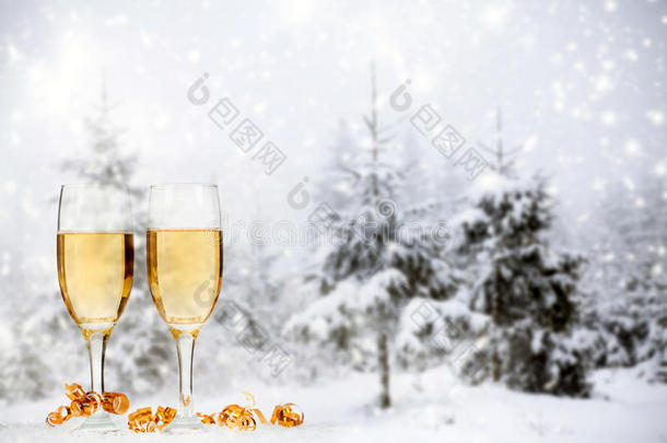 冬天背景下的圣诞装饰品和香槟