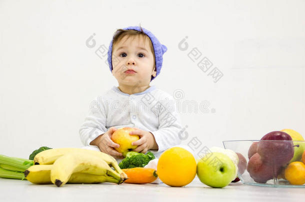 <strong>婴儿</strong>周围有水果和蔬菜，健康的儿童<strong>营养</strong>