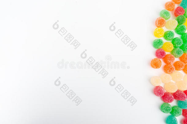 白色背景上隔离的彩色糖果。