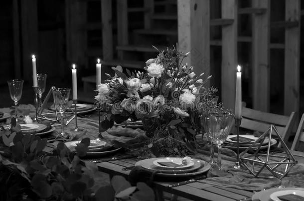 在谷仓宴会前装饰婚礼桌。