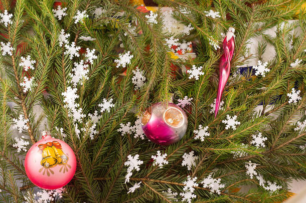 圣诞节日装饰冷杉树枝、雪花、圣诞树装饰品。