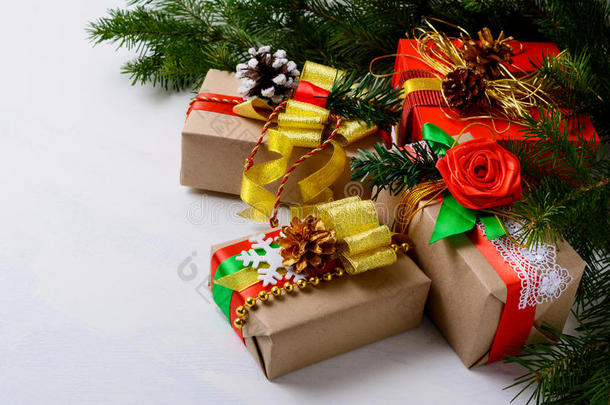 圣诞牛皮纸包装礼物与冷杉树枝