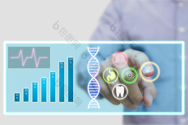 医生使用未来主义触摸屏技术进行科学
