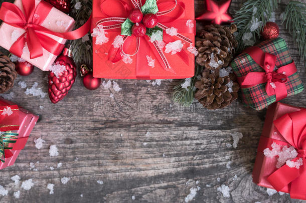 圣诞背景装饰礼品盒和红色装饰品