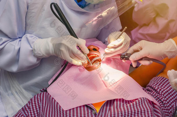 牙医用超声波工具清洁牙齿病人