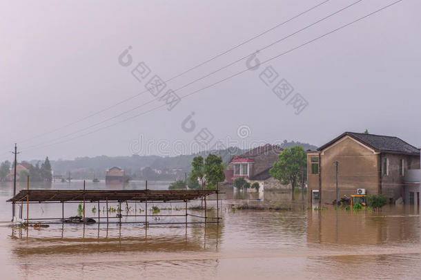 雨天<strong>洪水</strong>中<strong>洪水</strong>淹没的道路交叉口与房屋