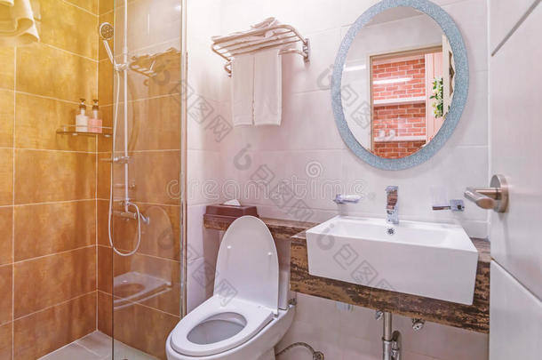 现代卫生间的浴室内部和卫生间