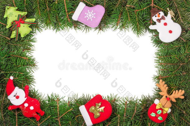 圣诞框架由冷杉树枝制成，装饰着雪人和圣诞老人，孤立在白色背景上