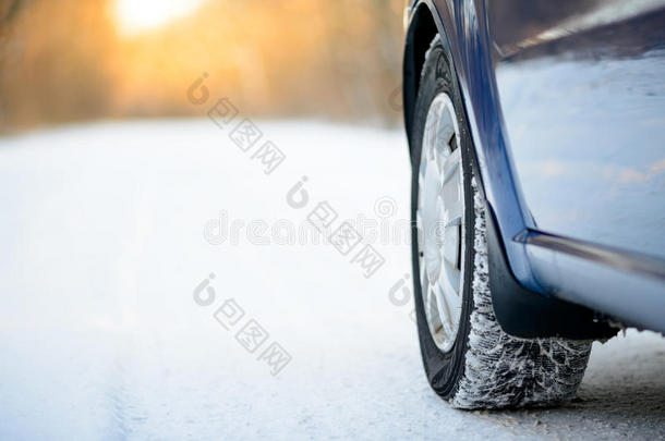 雪道上<strong>冬季</strong>汽车轮胎的特写图像。 开车<strong>安全</strong>。