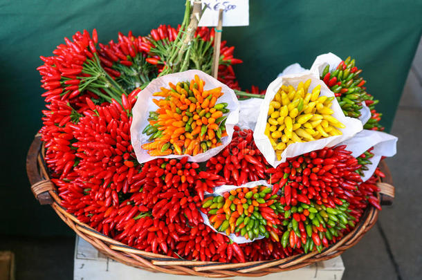 蔬菜市场上有辣椒的篮子