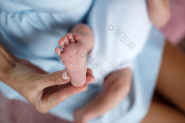 婴儿脚和母亲手的特写