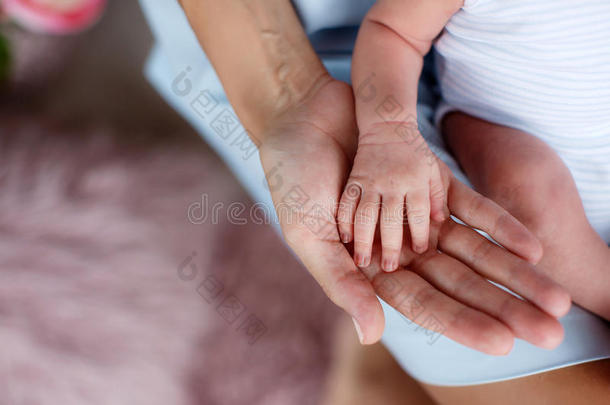 婴儿脚和母亲手的特写
