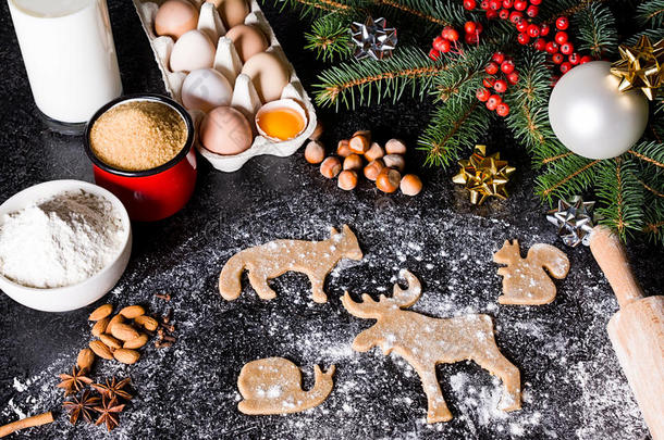 圣诞饼干姜饼的烘焙原料。 用于烘焙、香料和圣诞装饰品的模具。