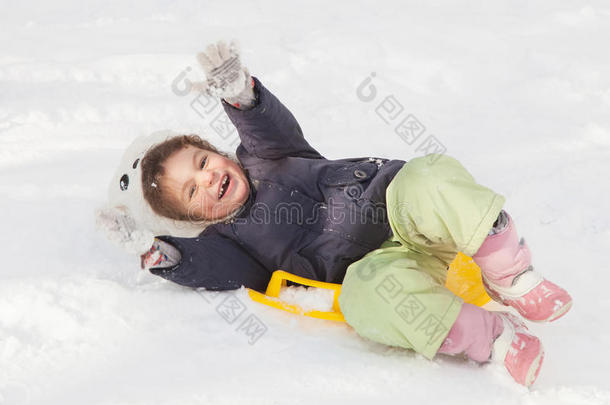 女孩冬天乘雪橇下山