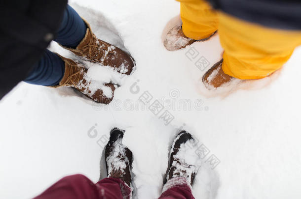 一群人脚踩着雪
