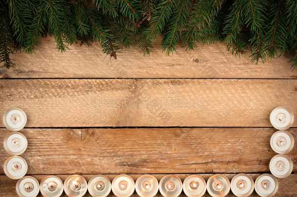 圣诞背景用冷杉树枝和蜡烛在旧木板上复古，<strong>临摹</strong>空间为文字，顶视图。
