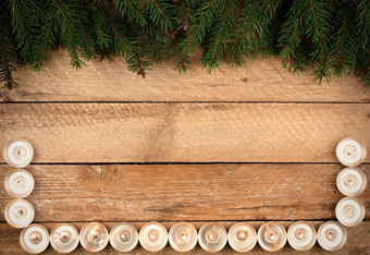 圣诞背景用冷杉树枝和蜡烛在旧木板上复古，临摹空间为文字，顶视图。图片