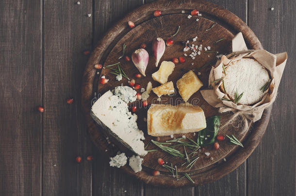 奶酪熟食在乡村木材，蓝色罗克福特，布里和帕尔马森