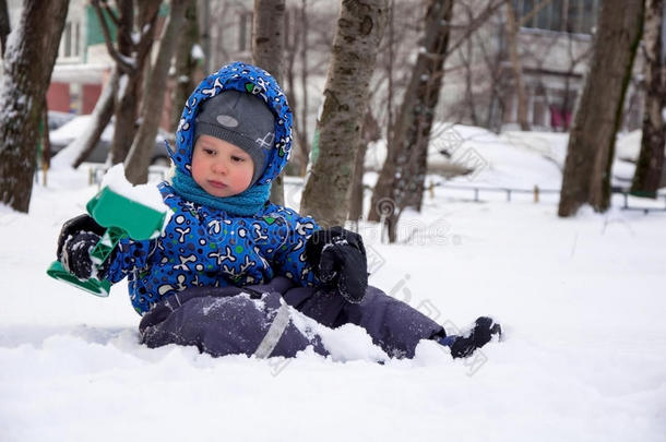 可爱的小男孩铲雪