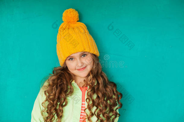 穿着<strong>黄色</strong>羊毛<strong>帽子</strong>的美丽的小女士