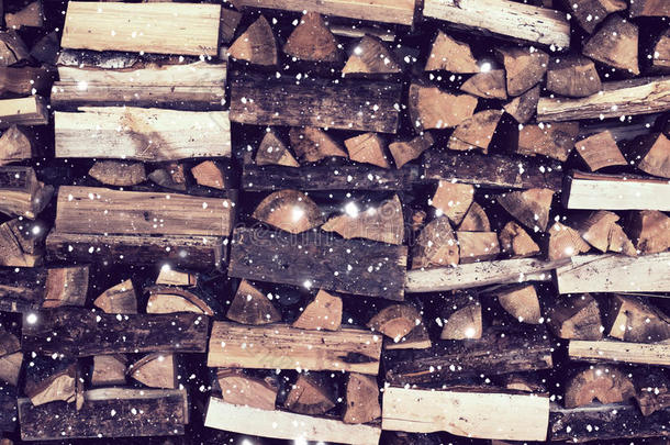 干柴整齐地堆放在柴堆里。 背景与p