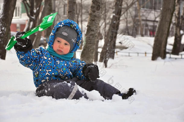 可爱的小男孩铲雪