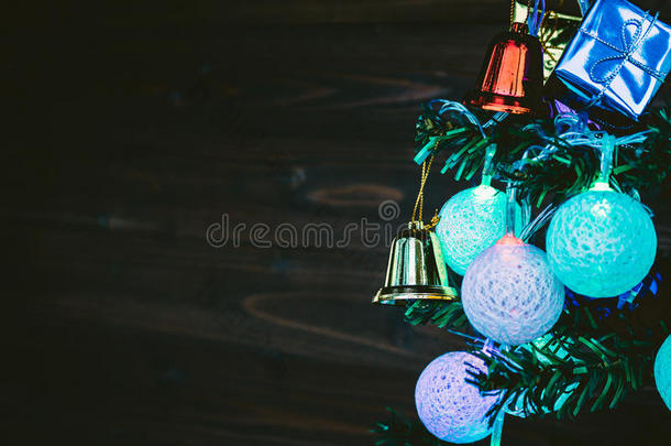 圣诞树上挂着的圣诞灯饰有空间。
