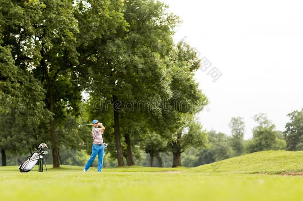 高尔夫球手在美丽的高尔夫球场打球