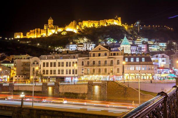 乔治亚州老第比利斯鸟瞰<strong>夜景</strong>，带<strong>照明</strong>教堂和纳里卡拉中世纪堡垒，2016年11月25日