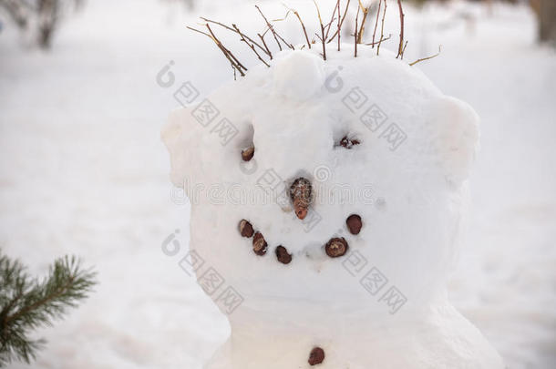 雪人的冷<strong>脸</strong>有胡萝卜<strong>鼻子</strong>、管子和纽扣眼睛。 红领巾草帽。