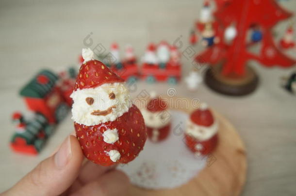 可爱的<strong>小三</strong>哥草莓和奶油圣诞老人