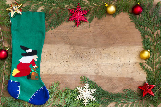 木制背景上的圣诞装饰品